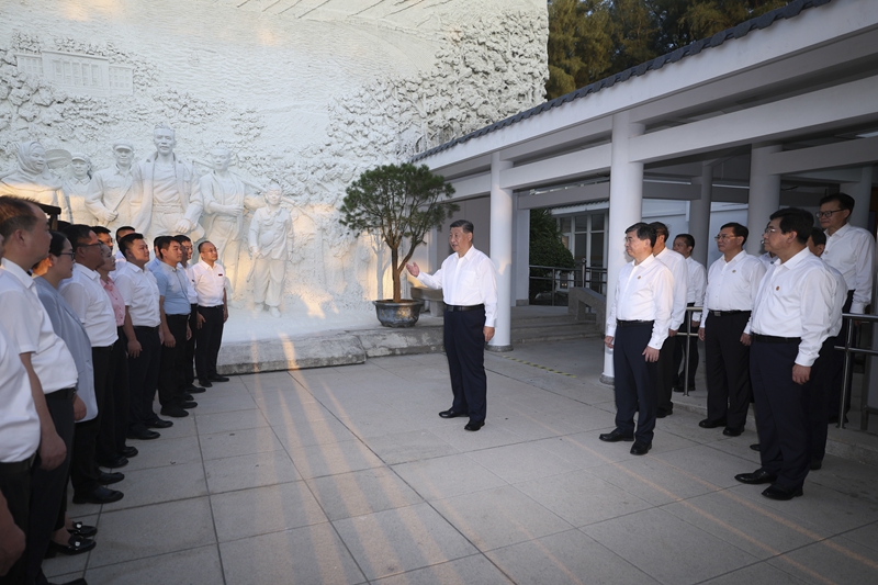 10月15日至16日,中共中央总书记、国家主席、中央军委主席习近平在福建考察。这是15日下午,习近平在漳州市东山县谷文昌纪念馆考察时,同谷文昌干部丝瓜视频
教师、学员代表亲切交流。